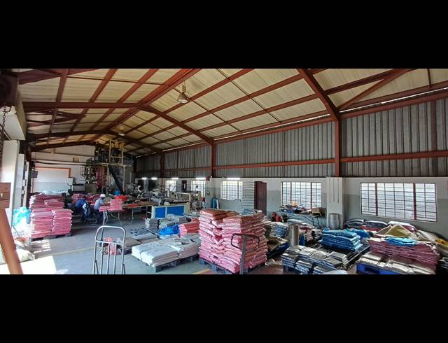 1,100M² BUILDING FOR SALE IN APEX